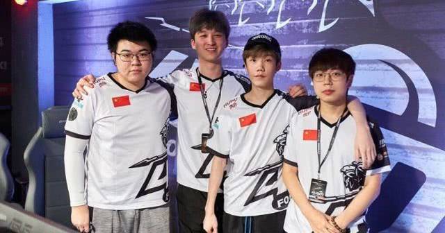 並且吸引了 並且吸引了